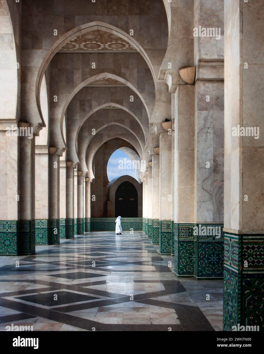 Gli splendidi archi piastrellati e le colonne della Moschea di Hassan II, la più grande moschea in Africa, a Casablanca, Marocco Foto Stock