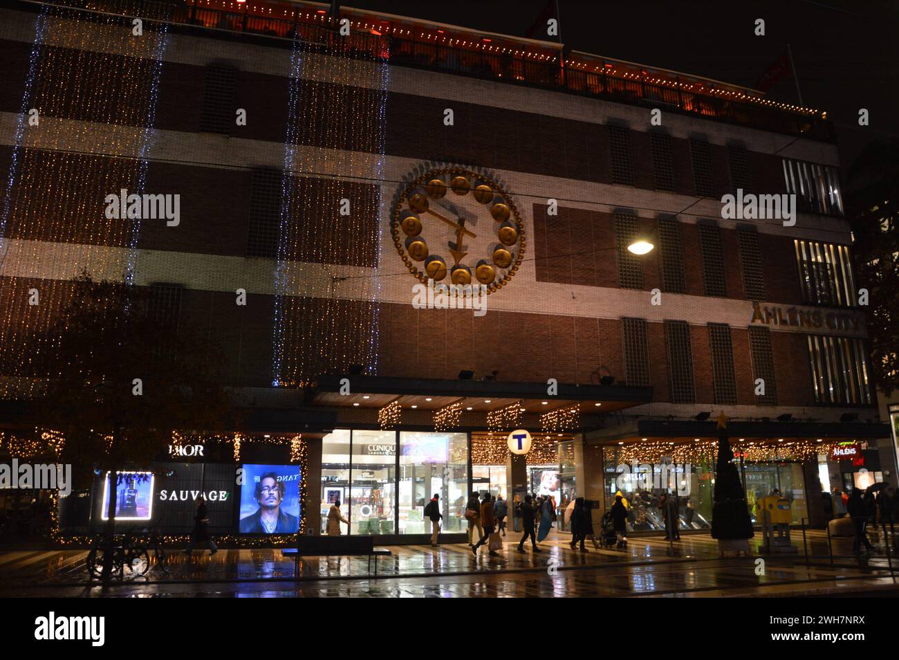 Stoccolma, Svezia - 3 novembre 2023 - grandi magazzini Ahlens City in una notte di pioggia. (Foto di Markku Rainer Peltonen) Foto Stock
