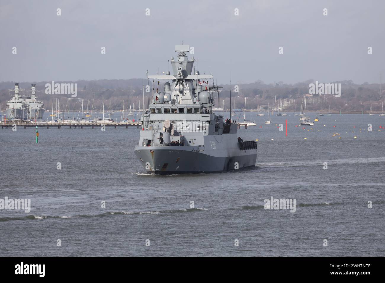 La corvetta navale tedesca FGS OLDENBURG (F263) lascia la base navale Foto Stock