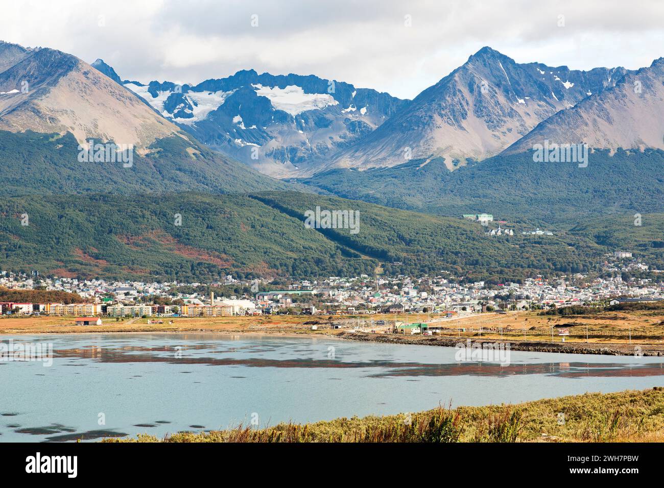 Vista della città di Ushuaia con le Ande sullo sfondo Foto Stock