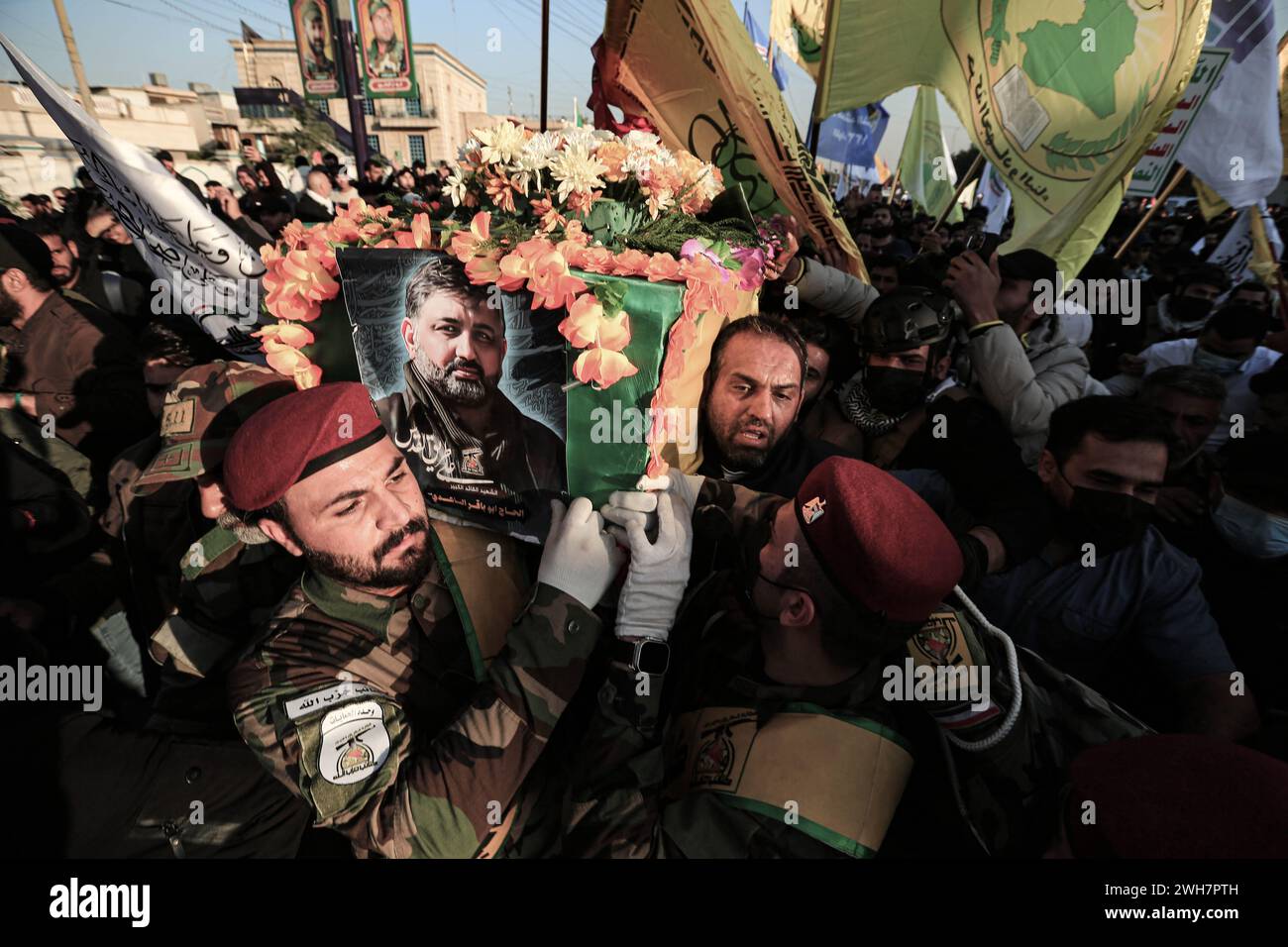 Baghdad, Iraq. 8 febbraio 2024. La gente porta la bara di Abu Baqir al-Saadi, un comandante anziano a Kataib Hezbollah durante il suo funerale. Kataib Hezbollah comandante e altri due sono rimasti uccisi quando il loro veicolo è stato colpito da un drone americano a Baghdad mercoledì. Crediti: Ameer al-Mohammedawi/dpa/Alamy Live News Foto Stock