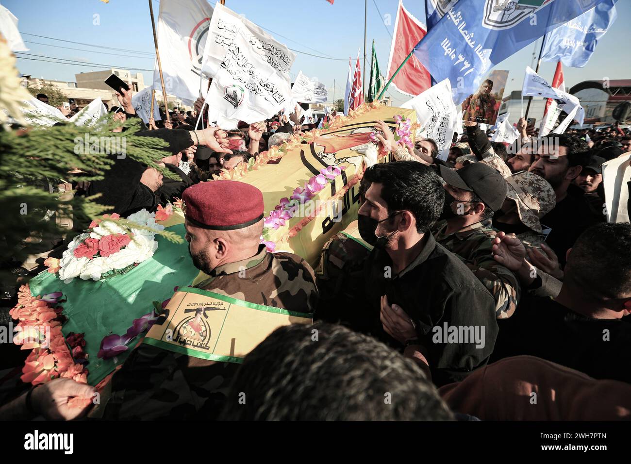 Baghdad, Iraq. 8 febbraio 2024. La gente porta la bara di Abu Baqir al-Saadi, un comandante anziano a Kataib Hezbollah durante il suo funerale. Kataib Hezbollah comandante e altri due sono rimasti uccisi quando il loro veicolo è stato colpito da un drone americano a Baghdad mercoledì. Crediti: Ameer al-Mohammedawi/dpa/Alamy Live News Foto Stock