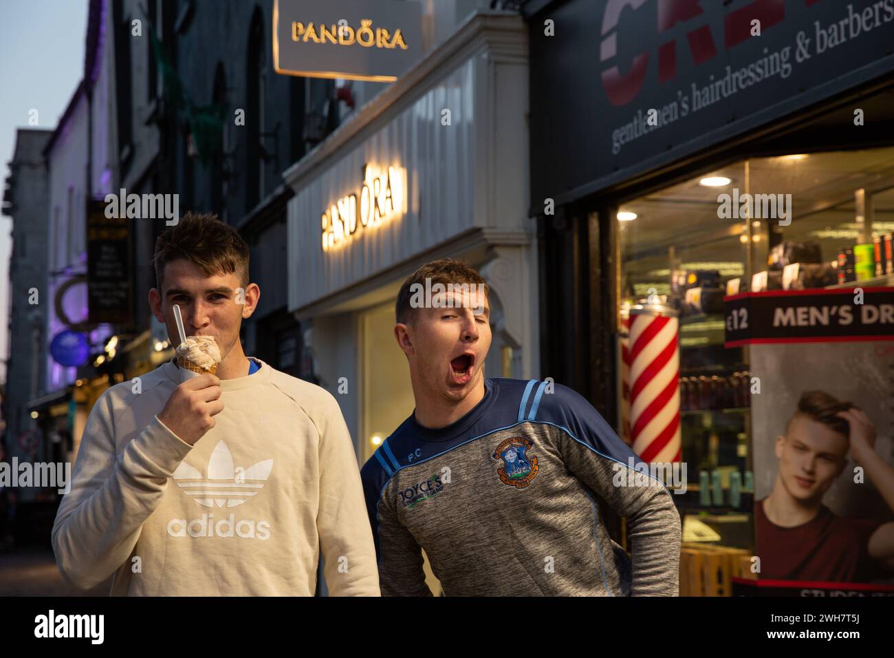 Venti cose che si divertono, mangiano gelati Foto Stock