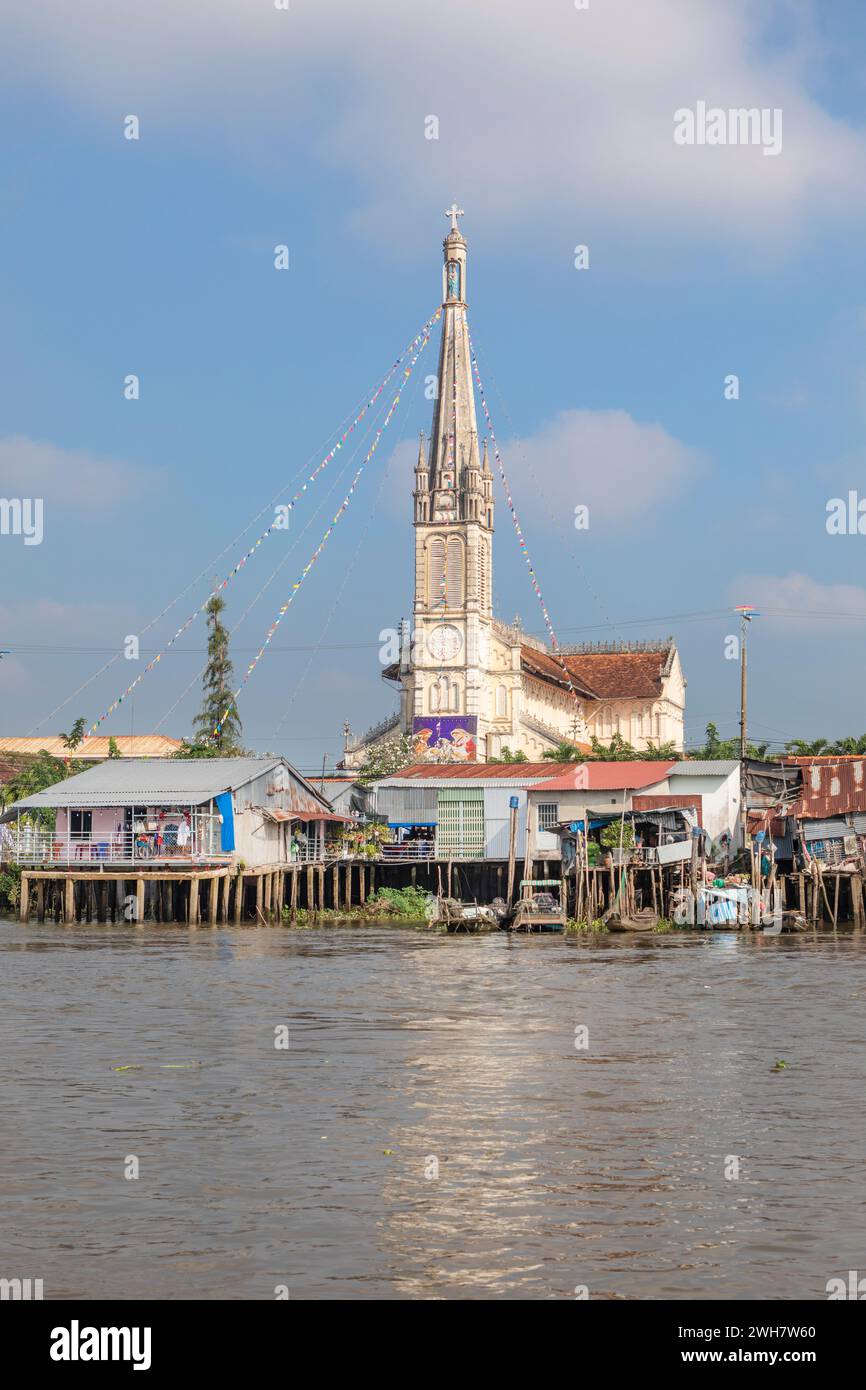 La chiesa CAI Be a Tien Giang è una chiesa dalla splendida architettura e vanta la posizione più bella tra tutte le chiese del Delta del Mekong. Foto Stock