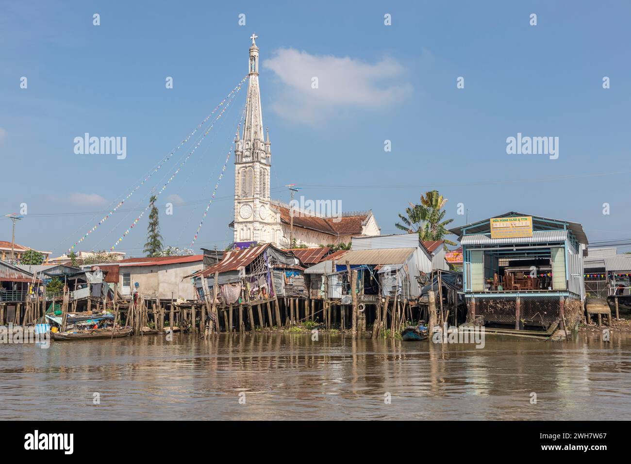 La chiesa CAI Be a Tien Giang è una chiesa dalla splendida architettura e vanta la posizione più bella tra tutte le chiese del Delta del Mekong. Foto Stock