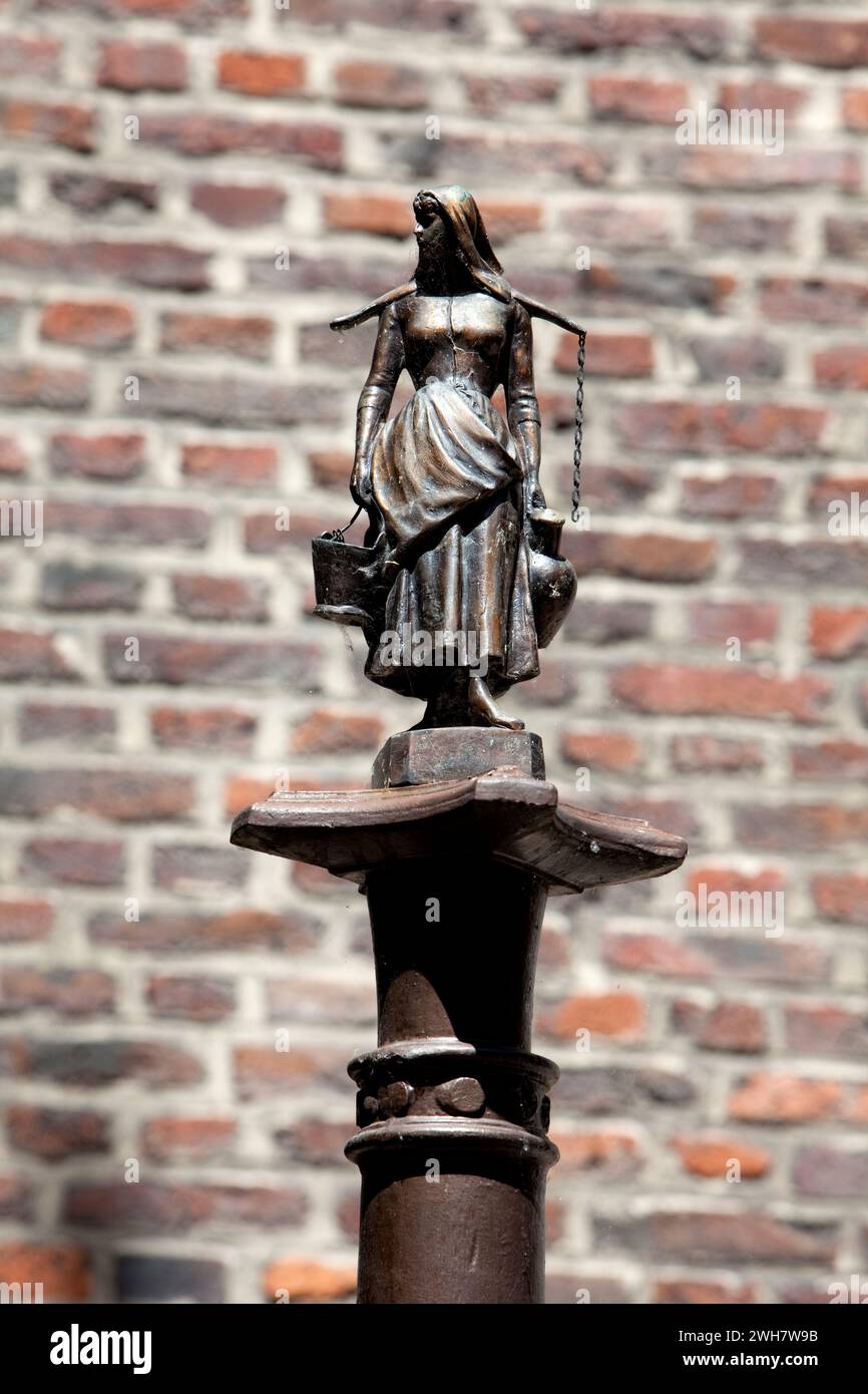 Il portabagagli, scultura della fontana, fontana di Montefiore, Liegi, Belgio, Europa Foto Stock