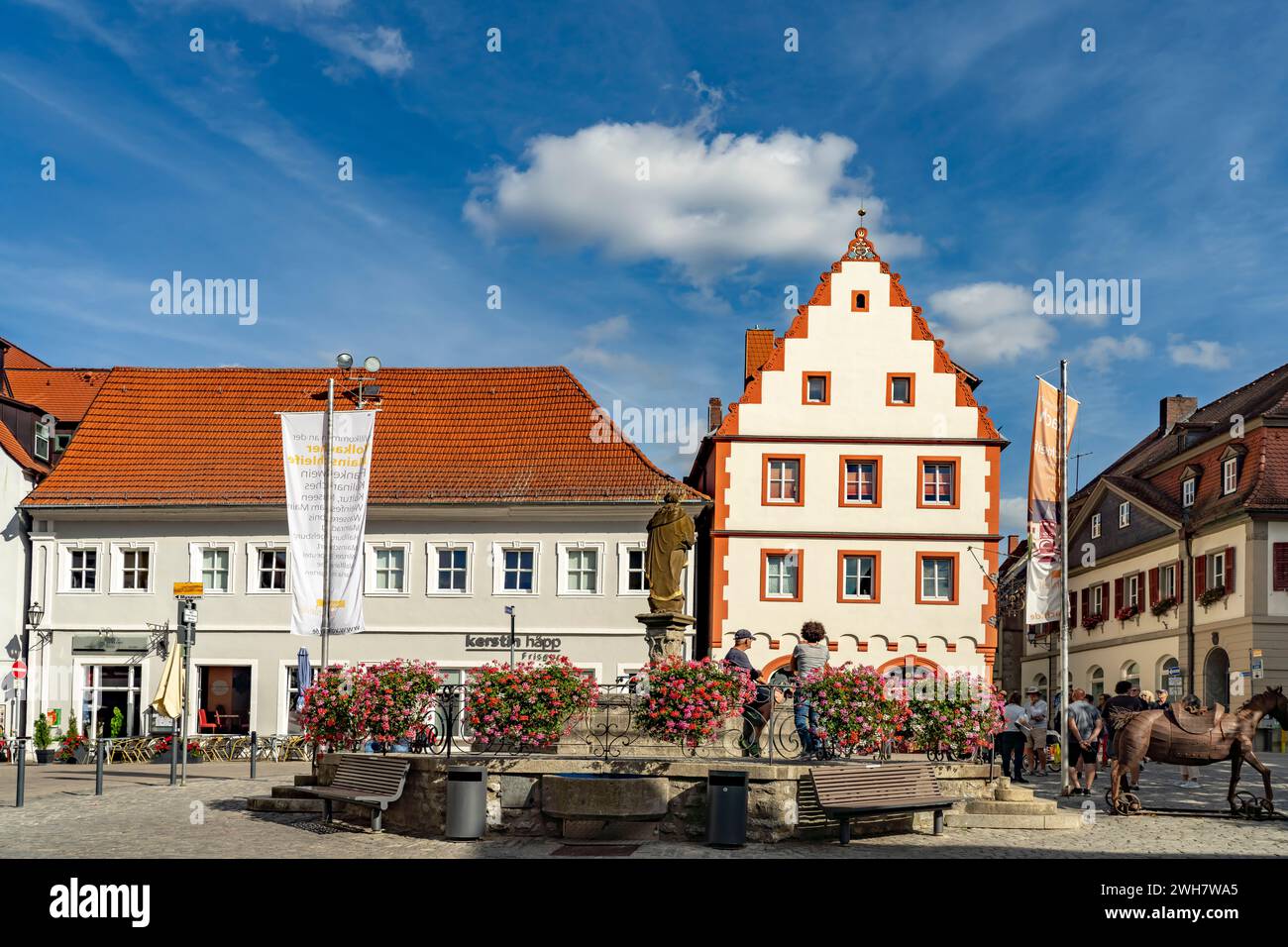 Der Marktplatz in Volkach, Unterfranken, Bayern, Deutschland | Volkach Market Square, bassa Franconia, Baviera, Germania Foto Stock