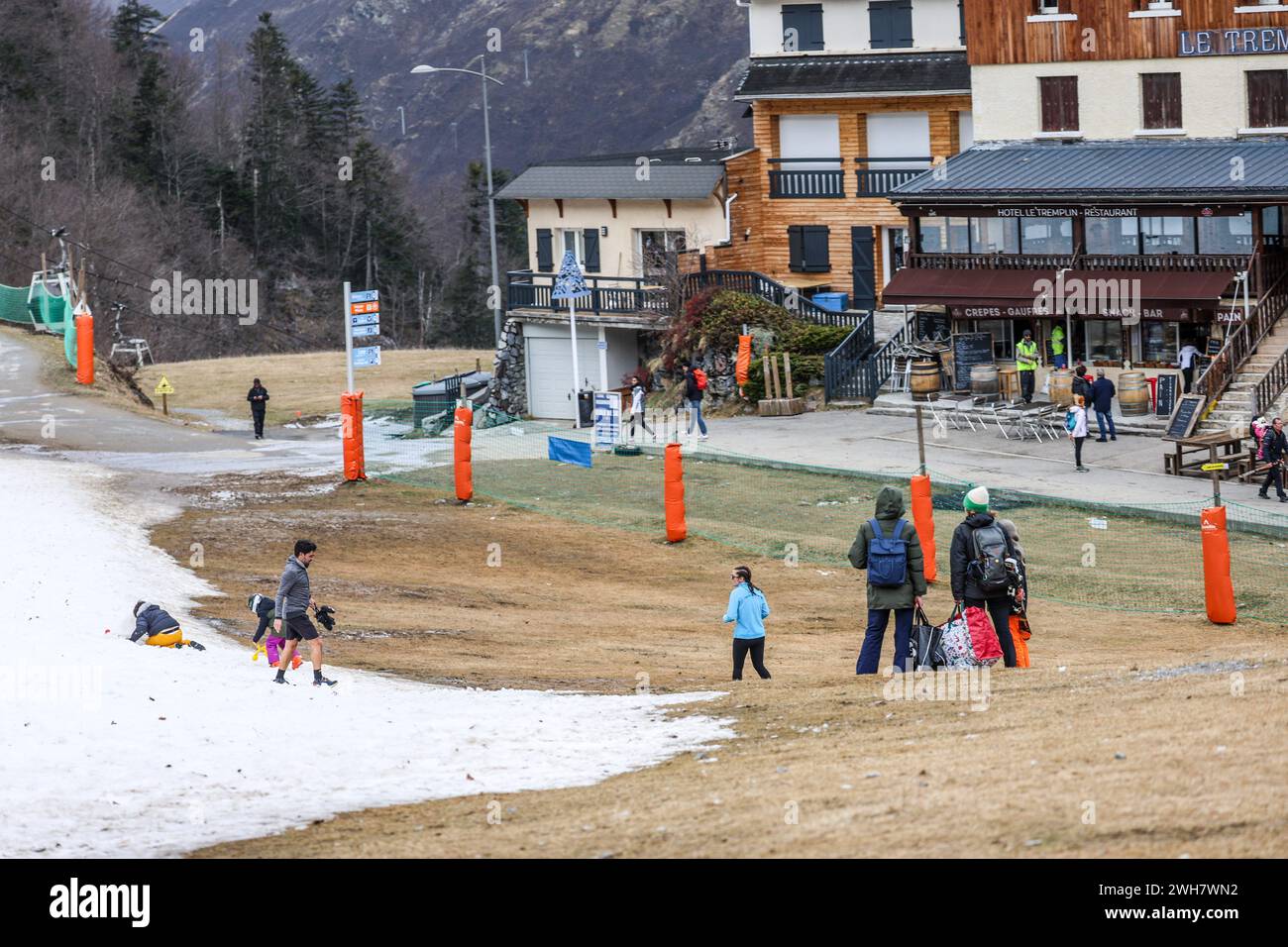 Laruns, Francia. 8 febbraio 2024. © PHOTOPQR/sud OUEST/David le Deodic ; Laruns ; 08/02/2024 ; la station de ski de Gourette sans neige à la veille des Vacances, le 8 fevrier 2024 . Réchauffement climatique, manque de neige, neige de culture, canon à neige . Laruns, Francia, 8 febbraio 2024. Nei Pirenei, la stazione sciistica di Gourette senza neve alla vigilia delle vacanze la piccola neve è fornita dai cannoni credito: MAXPPP/Alamy Live News Foto Stock