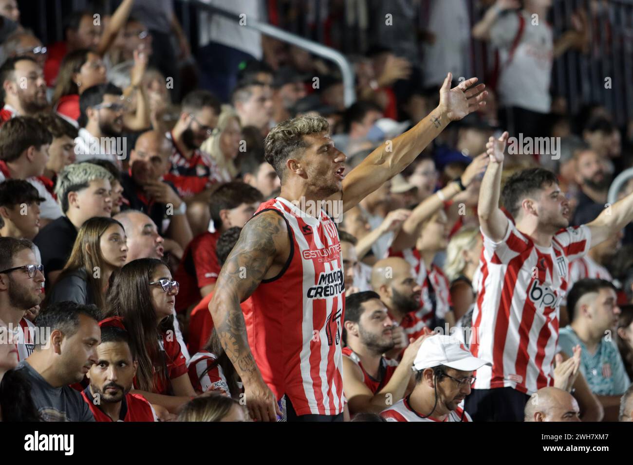 La Plata, Buenos Aires, Argentina. 5 febbraio 2024. Tifosi dell'Estudiantes de la Plata durante la partita tra Estudiantes L.P. vs Racing Club. Foto Stock
