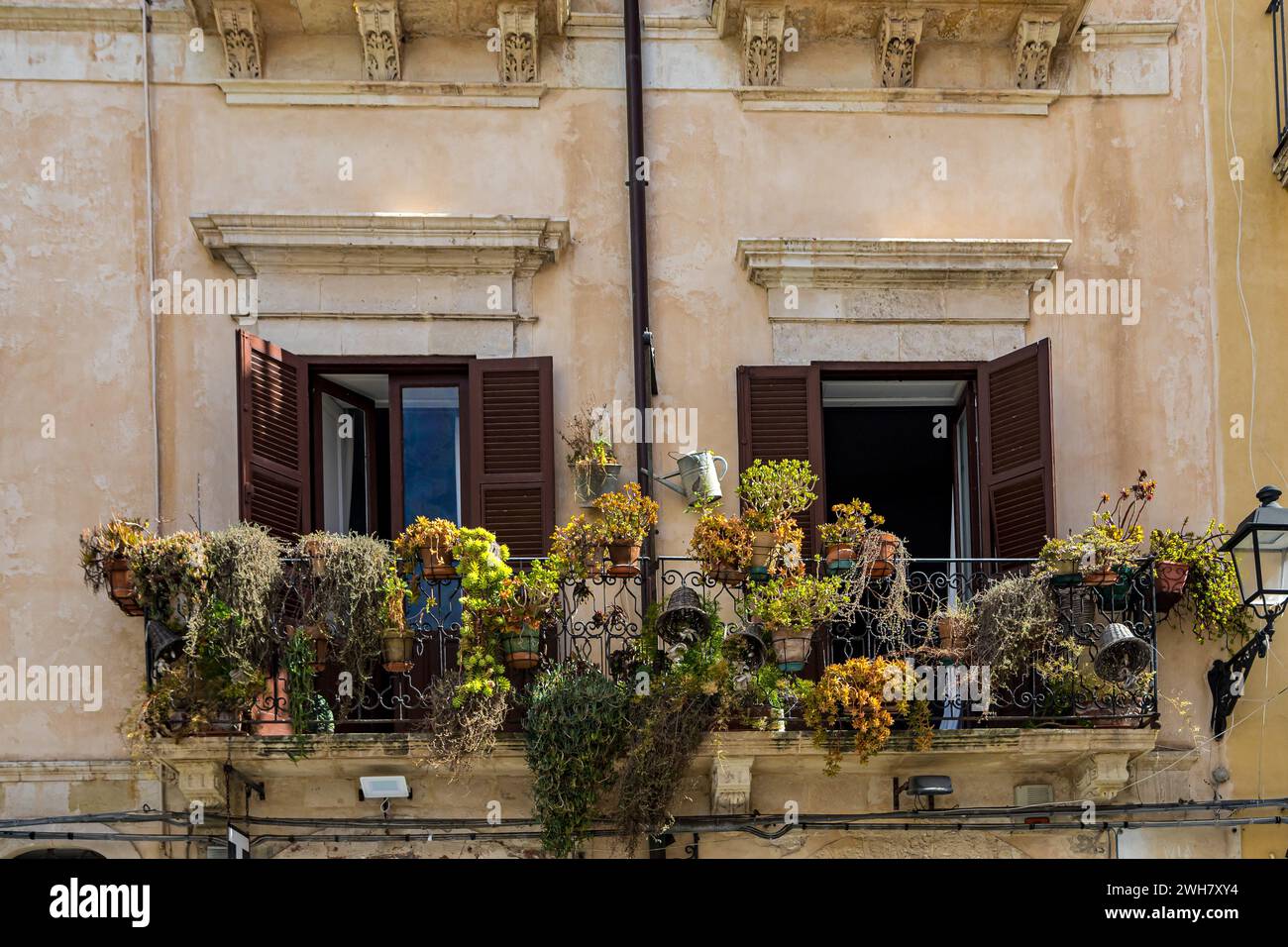 Balconi tradizionali piantati a Siracusa, Sicilia, Italia Foto Stock