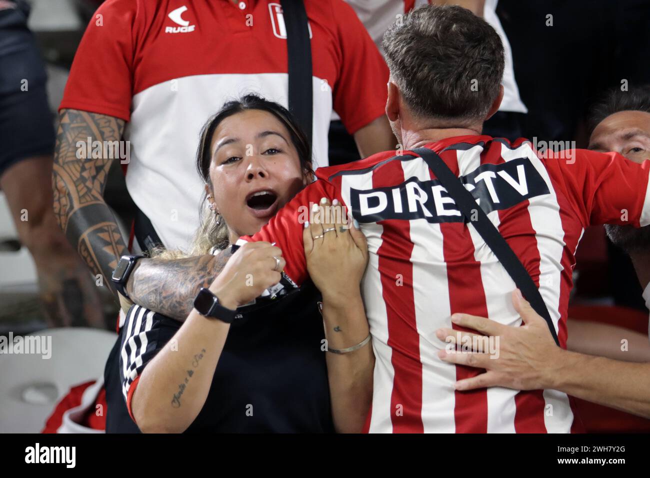 La Plata, Buenos Aires, Argentina. 5 febbraio 2024. Tifosi dell'Estudiantes de la Plata durante la partita tra Estudiantes L.P. vs Racing Club. Foto Stock