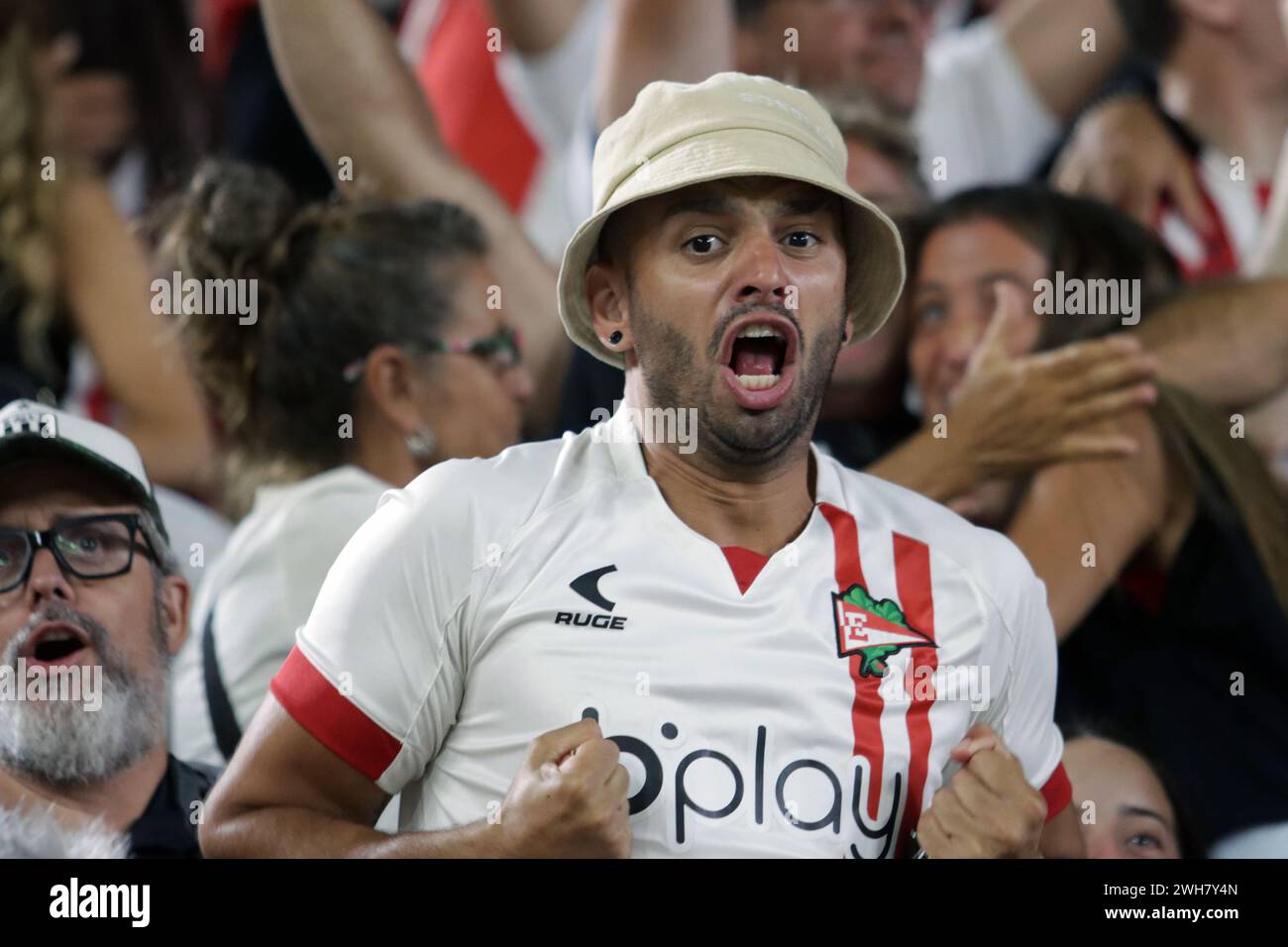 La Plata, Buenos Aires, Argentina. 5 febbraio 2024. Tifosi dell'Estudiantes de la Plata durante la partita tra Estudiantes L.P. vs Racing Club. Foto Stock