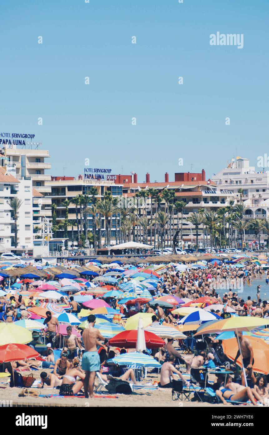 Spiagge affollate nella città di Peñiscola, in Spagna, il 22 luglio 2019 Foto Stock