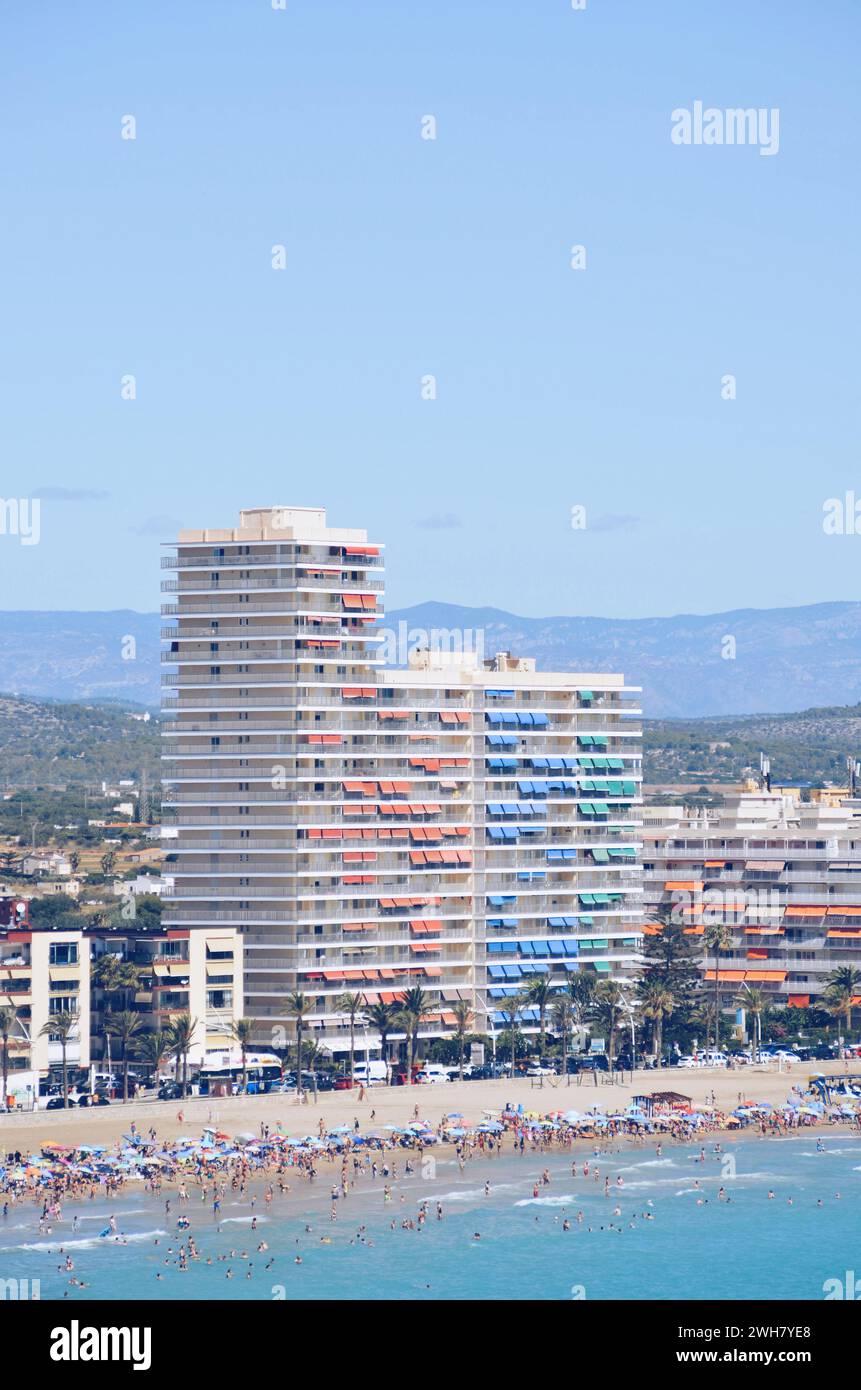 Spiagge affollate nella città di Peñiscola, in Spagna, il 22 luglio 2019 Foto Stock