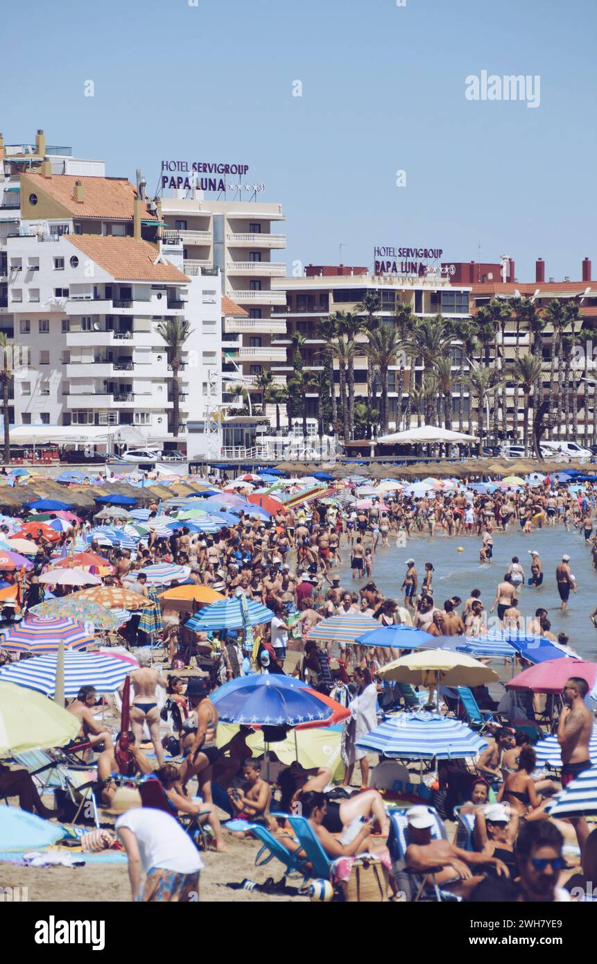 Spiagge affollate nella città di Peñiscola, in Spagna, il 22 luglio 2019 Foto Stock