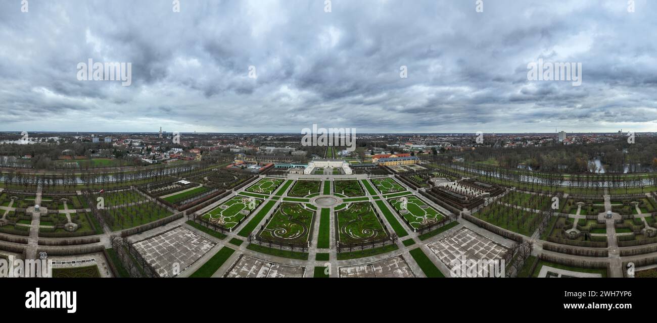 Vista aerea dei droni sui Giardini Herrenhauser ad Hannover, Germania. Vista aerea con droni. Monumento ai giardini del castello. Foto Stock