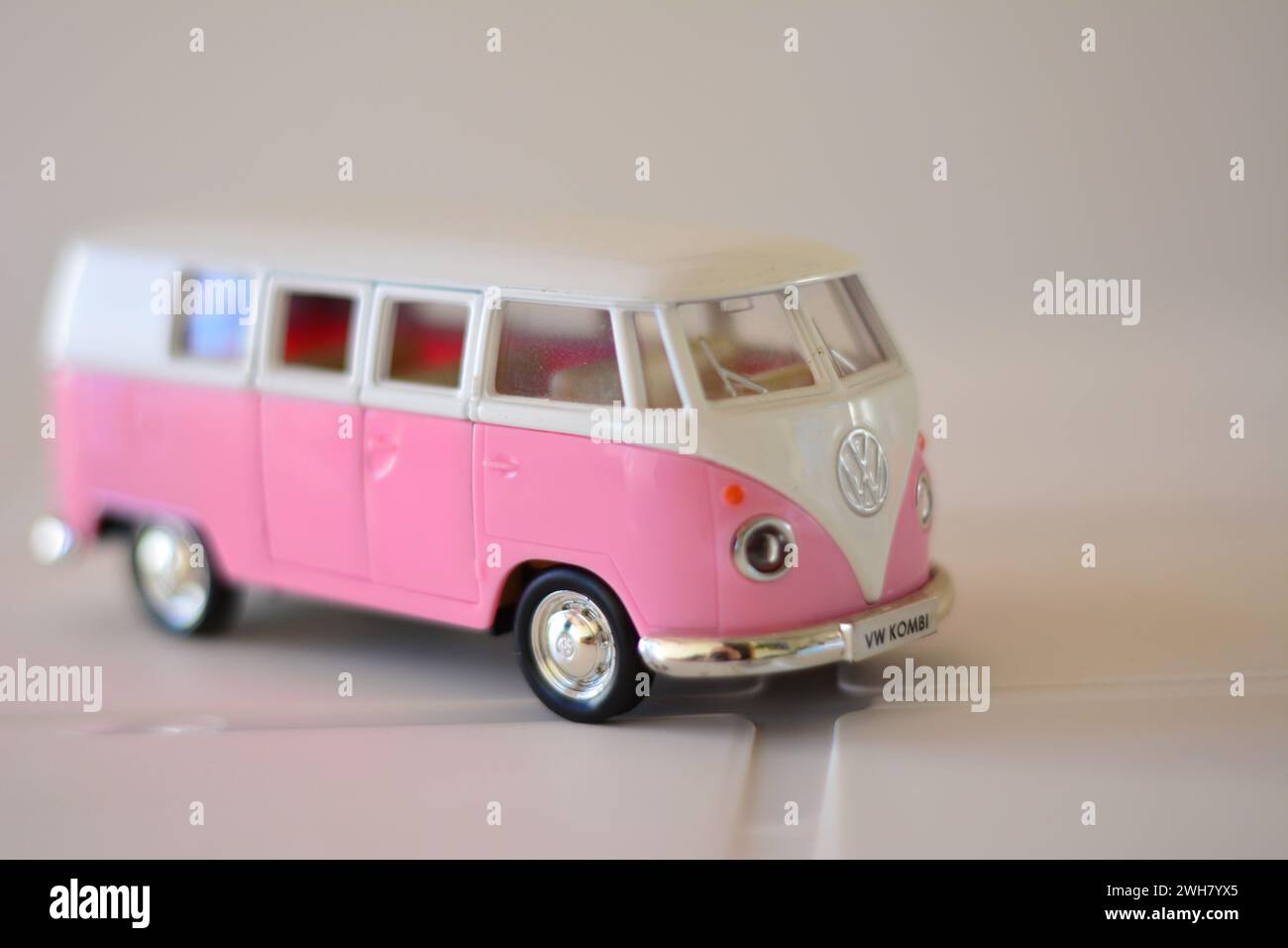 Pressofuso, ferro miniaturizzato, furgone di colore rosa, Brasile, Sud America, vista laterale, messa a fuoco selettiva, sfondo bianco, colore rosa, sfocatura intenzionale, copia spac Foto Stock