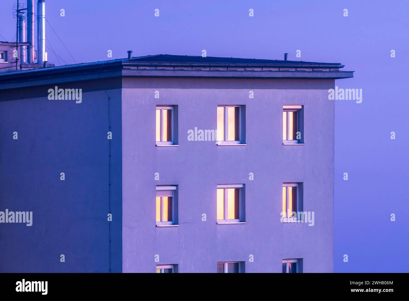 Finestre illuminate nell'appartamento di notte Vienna 22. Donaustadt Wien Austria Foto Stock