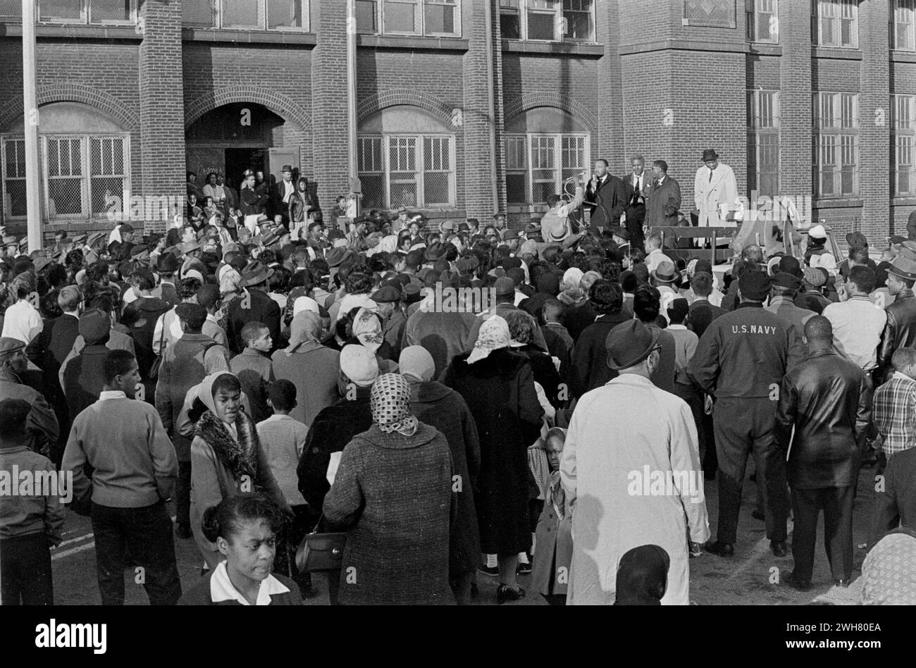 Il dottor King parla alla folla durante una pacifica protesta per i diritti civili negli anni '1960 a Chicago Foto Stock
