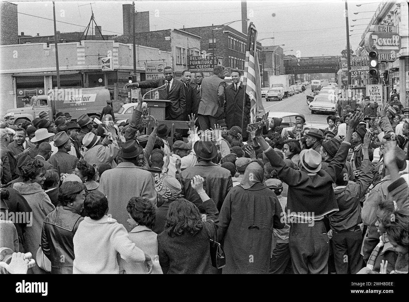 Il dottor King parla alla folla durante una pacifica protesta per i diritti civili negli anni '1960 a Chicago Foto Stock