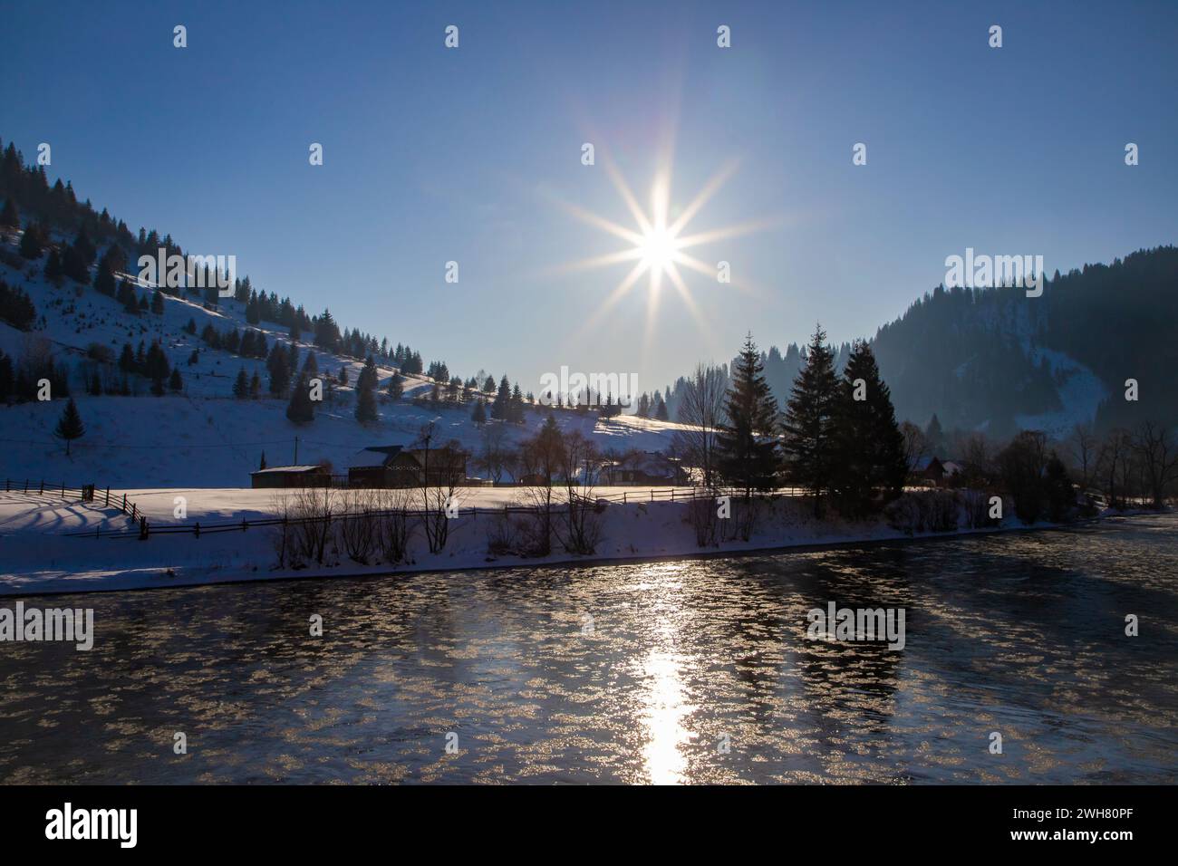 Un paesaggio con il fiume Bistrita tra le montagne in inverno. Il mondo è bellissimo Foto Stock