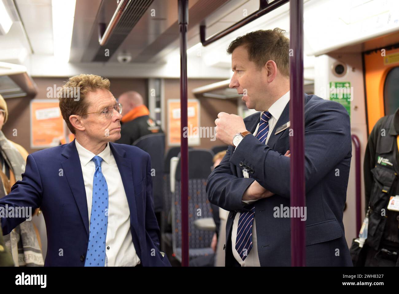 Wolverhampton, Regno Unito, 8 febbraio 2024. La West Midlands Railway ha presentato la sua nuova flotta di treni elettrici Classe 730 questa mattina alla stazione di Wolverhampton, pronta per entrare in servizio la prossima settimana tra Wolverhampton, Birmingham e Walsall. In primavera entreranno in servizio anche sulla Cross City Line tra Lichfield, Birmingham, Redditch e Bromsgrove. Costruito da Alstom a Derby, come parte di un investimento di 700 milioni di sterline in nuove flotte e infrastrutture da parte di WMR. Il sindaco delle West Midlands Andy Street (L) e l'amministratore delegato della West Midlands Railway Ian McConnell (R) durante il viaggio dimostrativo. GP Essex/Alamy Live News Foto Stock