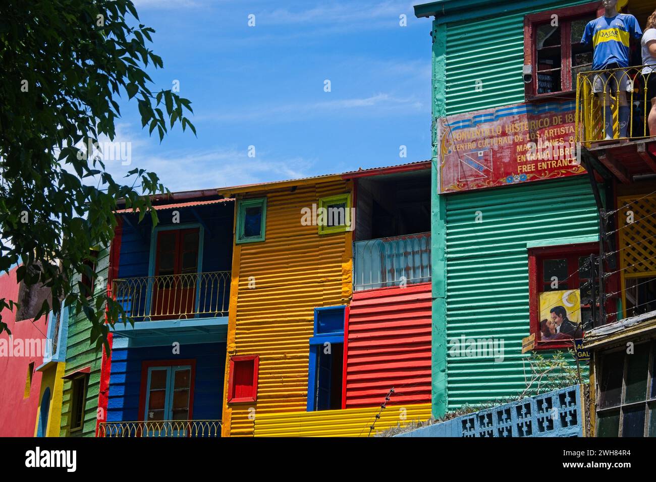 La Boca è un'area operaia con attrazioni colorate vicino al fiume Riachuelo. Ristoranti grill e artisti di strada circondano Caminito. Foto Stock