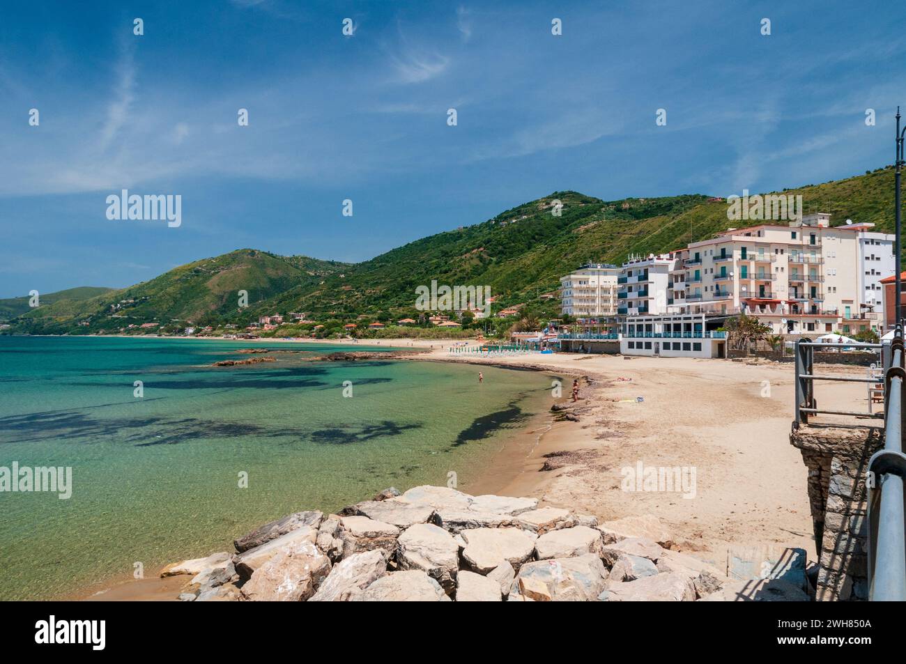 Leerer Strand von Acciaroli auf dem Cilento in der Mittagshitze Foto Stock