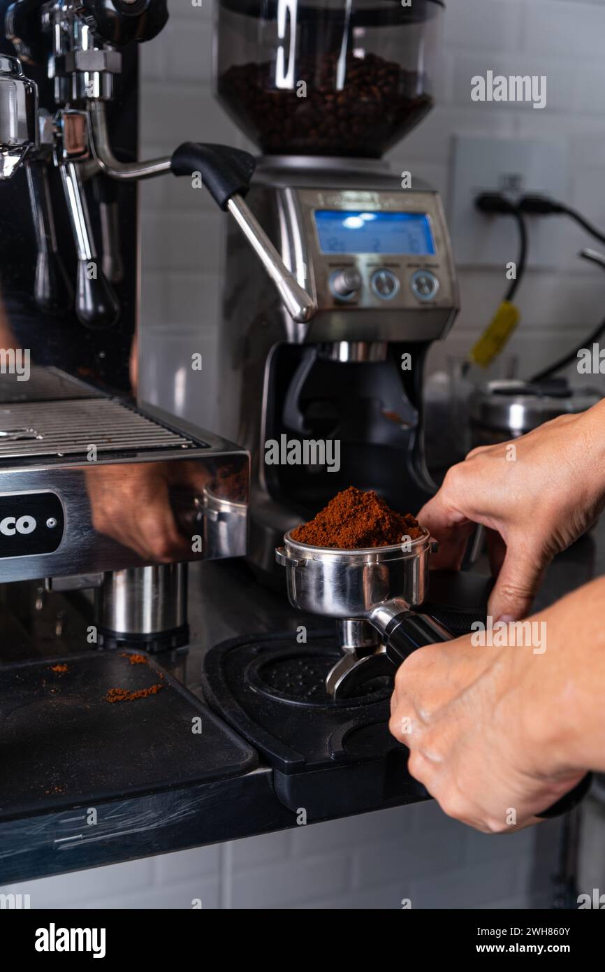 preparazione per preparare il caffè espresso in una macchina. Foto Stock
