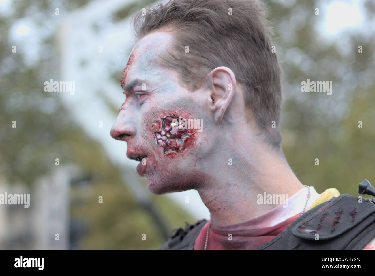 Il giorno di vita di Dead Man con Large Chunk mangiato da Cheek Zombie Foto Stock