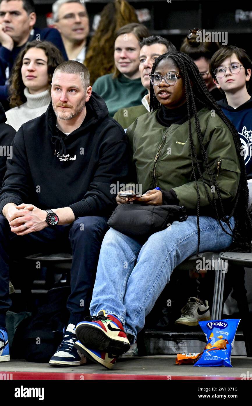 Anversa, Belgio. 8 febbraio 2024. La cantante belga Coely fotografata durante una partita di basket tra Senegal e Nigeria, giovedì 8 febbraio 2024 ad Anversa, durante il torneo di qualificazione femminile FIBA per le Olimpiadi estive 2024 a Parigi, Francia. BELGA FOTO DIRK WAEM credito: Belga News Agency/Alamy Live News Foto Stock