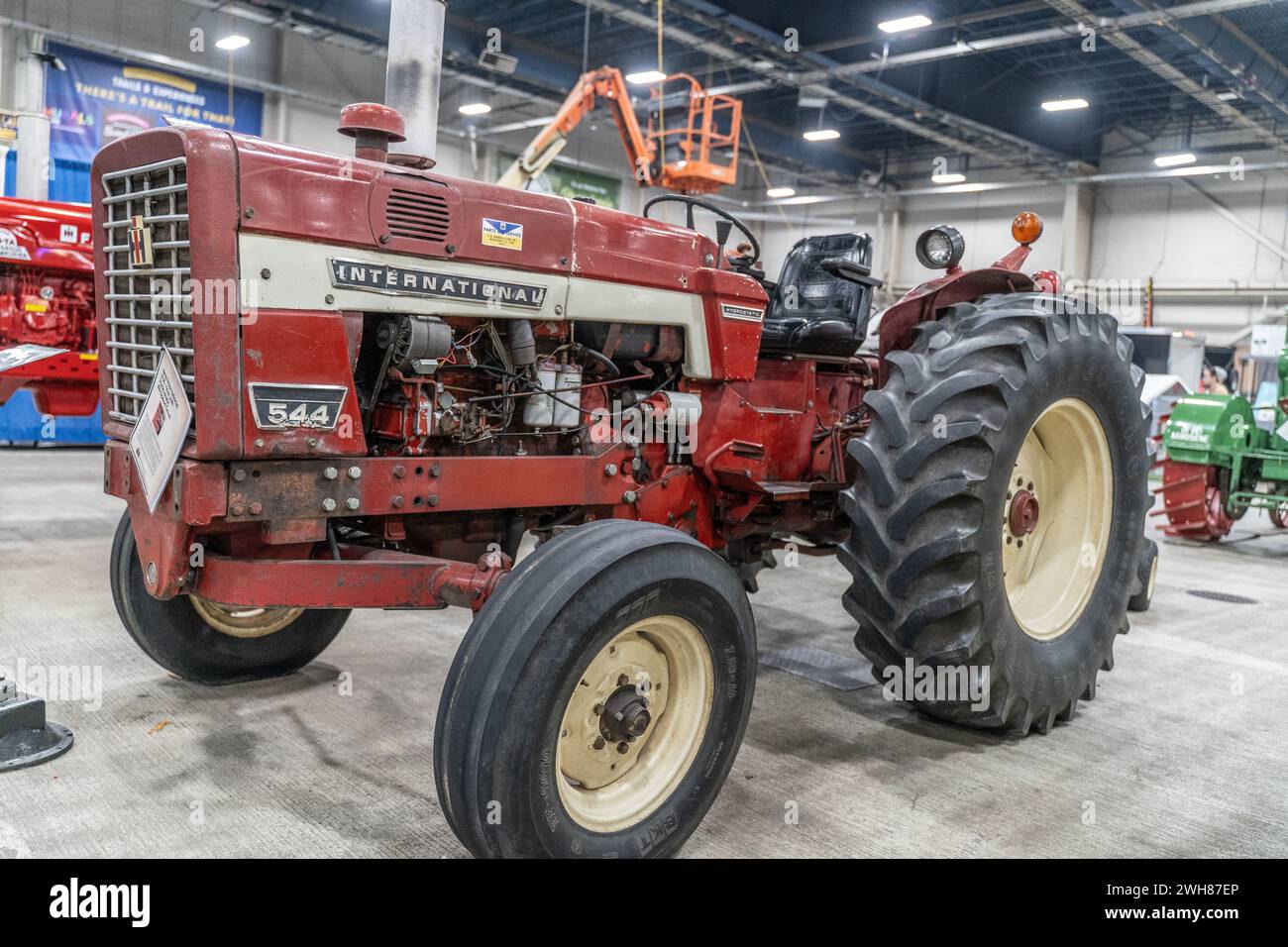 Harrisburg Pennsylvania - 13 gennaio 2024: Trattore per mietitura Red International a Pa. Fiera agricola di Harrisburg, Pennsylvania Foto Stock