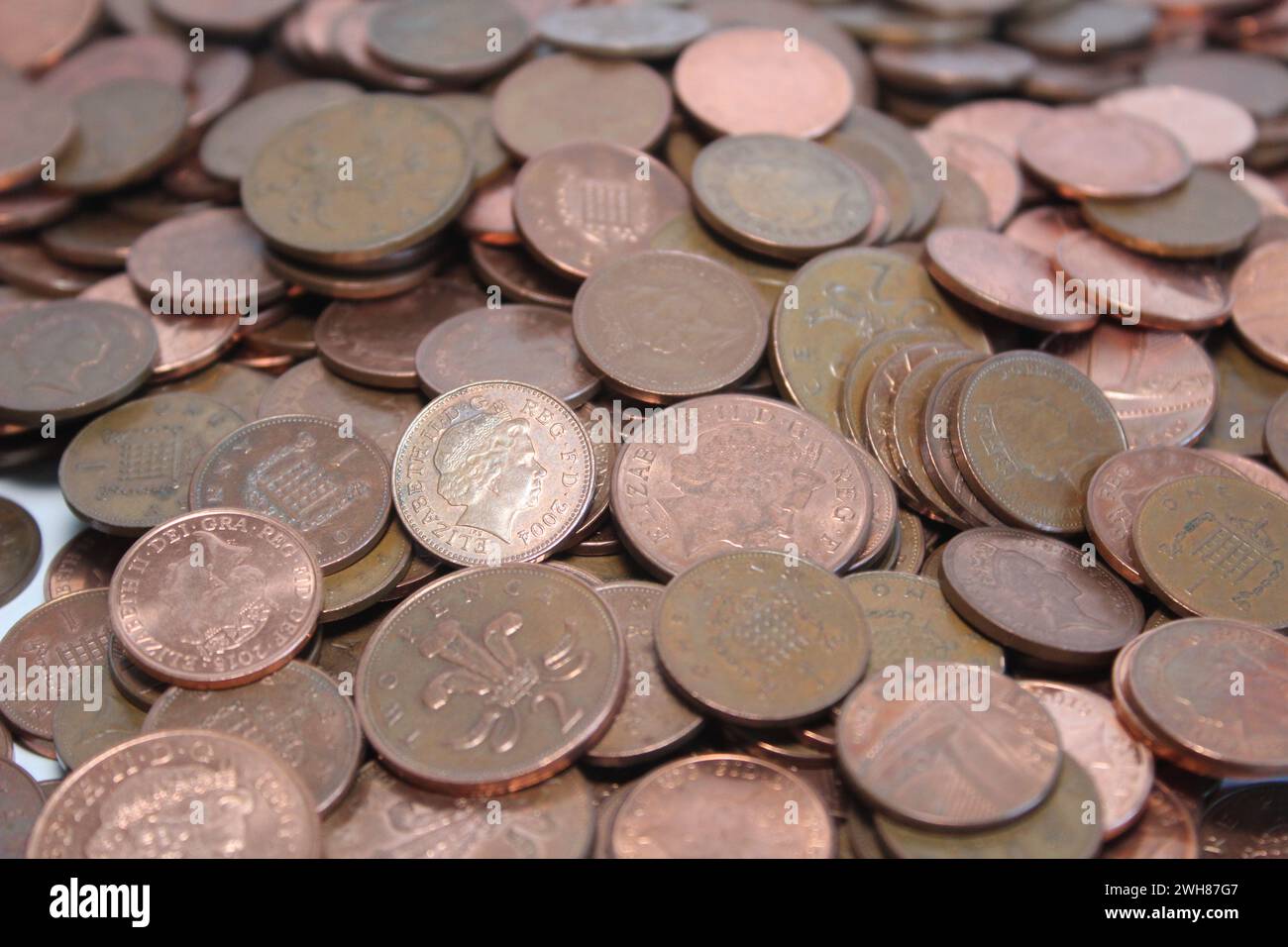 Le monete da uno e due pence britanniche si diffusero Foto Stock