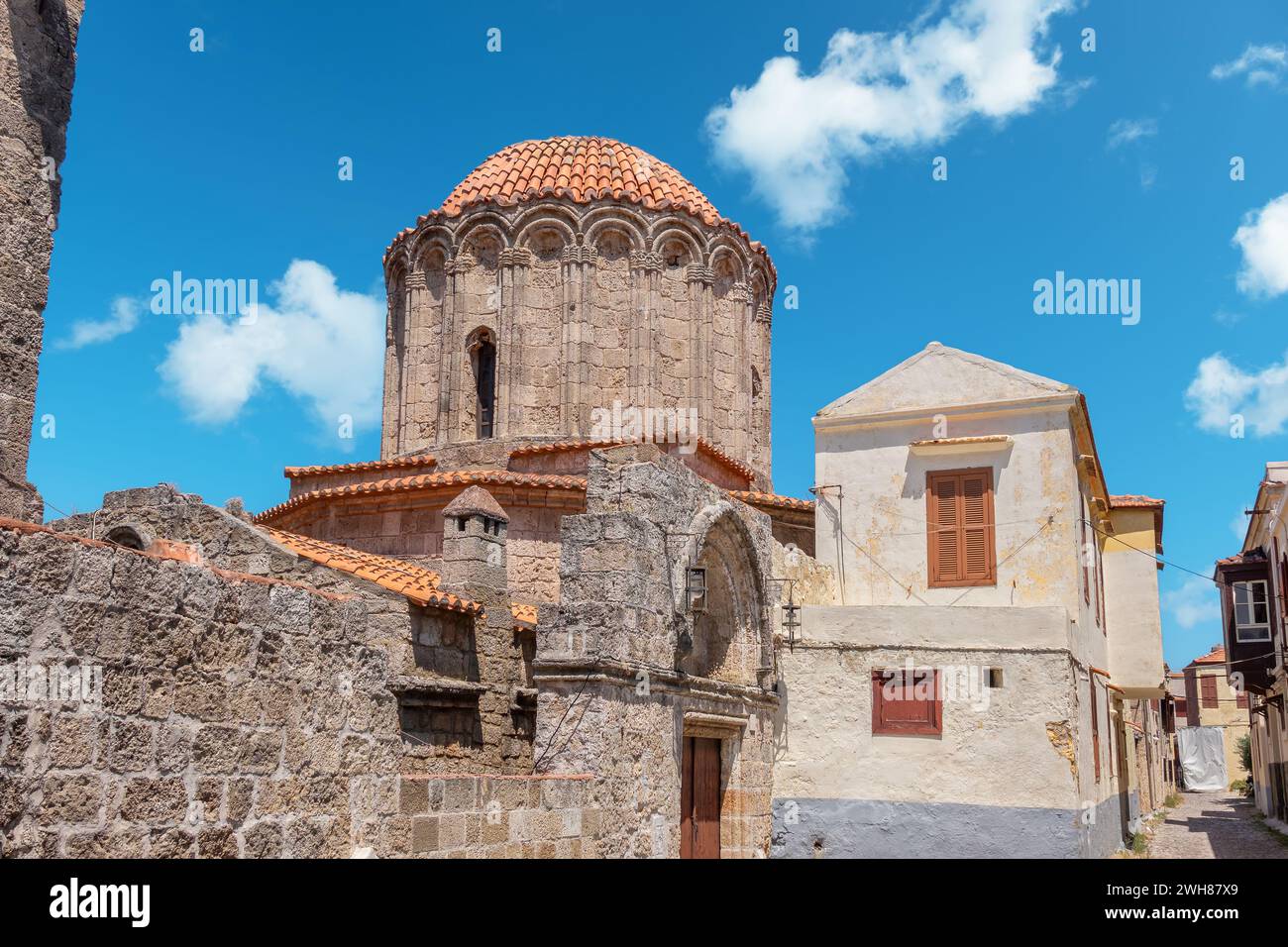 Antiche mura della Chiesa di Agios Georgios (San Giorgio) nelle fortificazioni. Rodi, Grecia Foto Stock