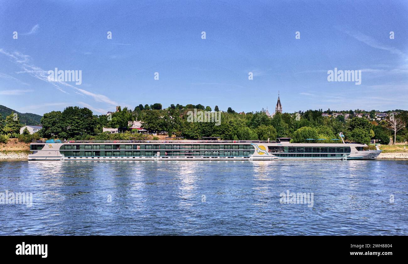 Nave di lusso sul fiume, la MS Andrea by Pheonix Reisen sul fiume Reno in Germania, in una splendida giornata estiva. Foto Stock