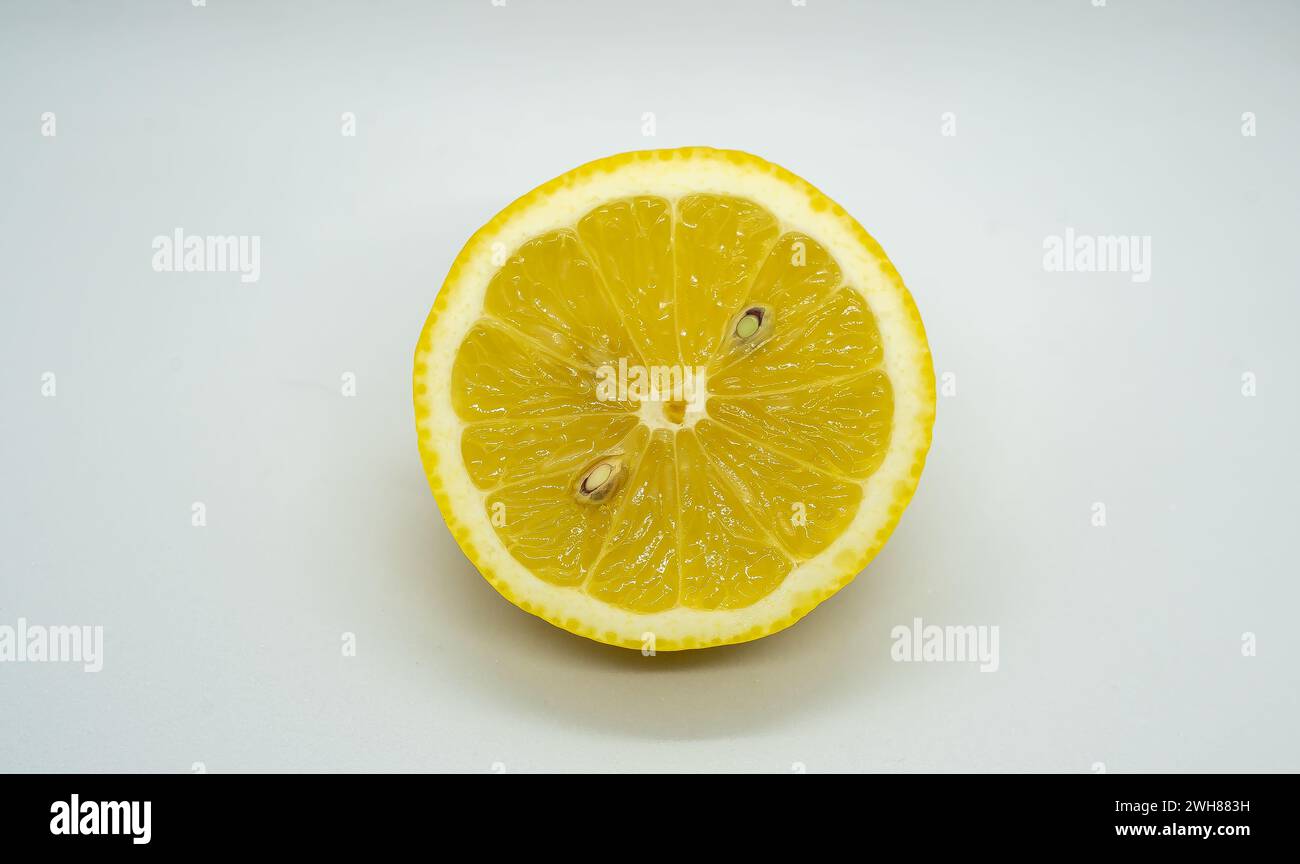 Metà di limone con la pelle rimossa posta su un tavolo Foto Stock