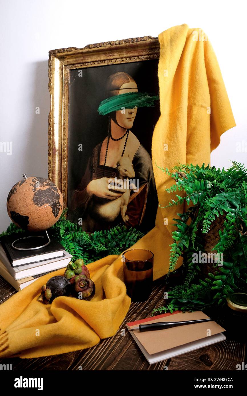 STILL Life allestito su un tavolo di legno con replica classica, pila di libri, viti verdi, penna per immersione, bottiglia d'inchiostro, notebook, sciarpa gialla, globo in sughero, Foto Stock