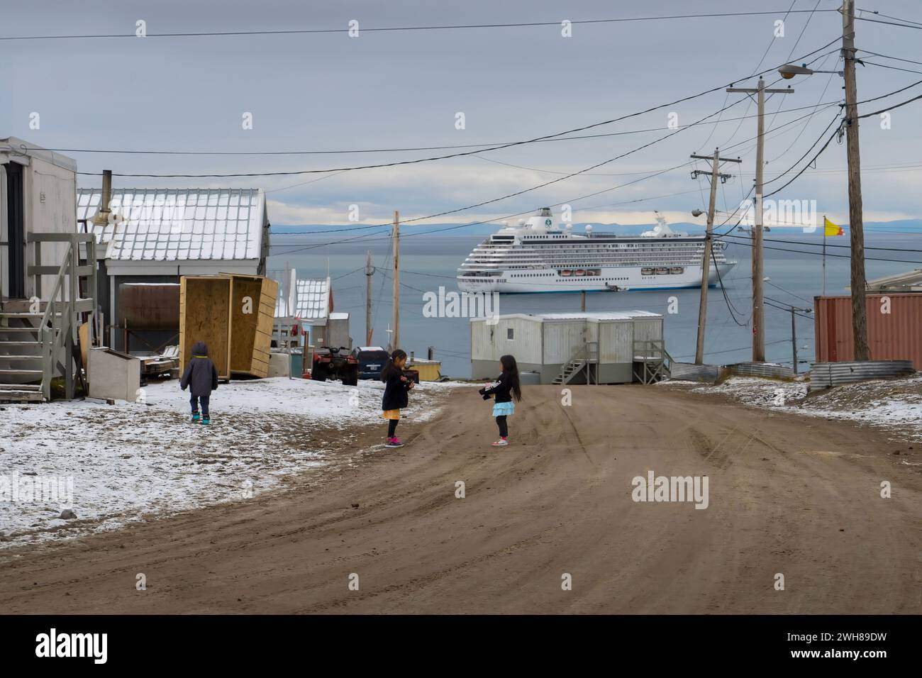 La città di Pond Inlet sull'isola Baffin Nunavut nel Canada settentrionale Foto Stock