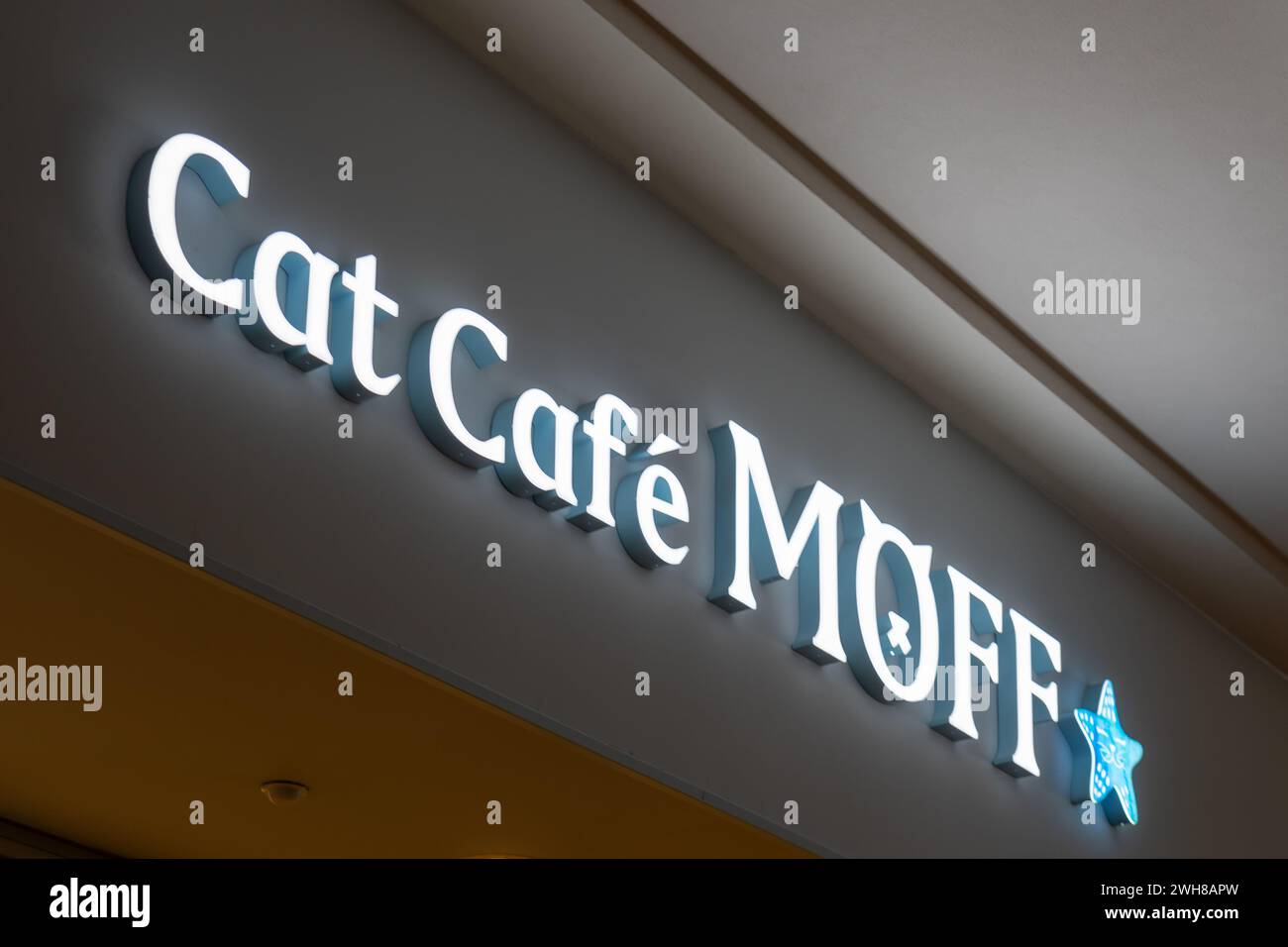 Primo piano del cartello con il logo del Cat Cafe MOFF all'Ala Moana Center di Waikiki, Hawaii. Foto Stock