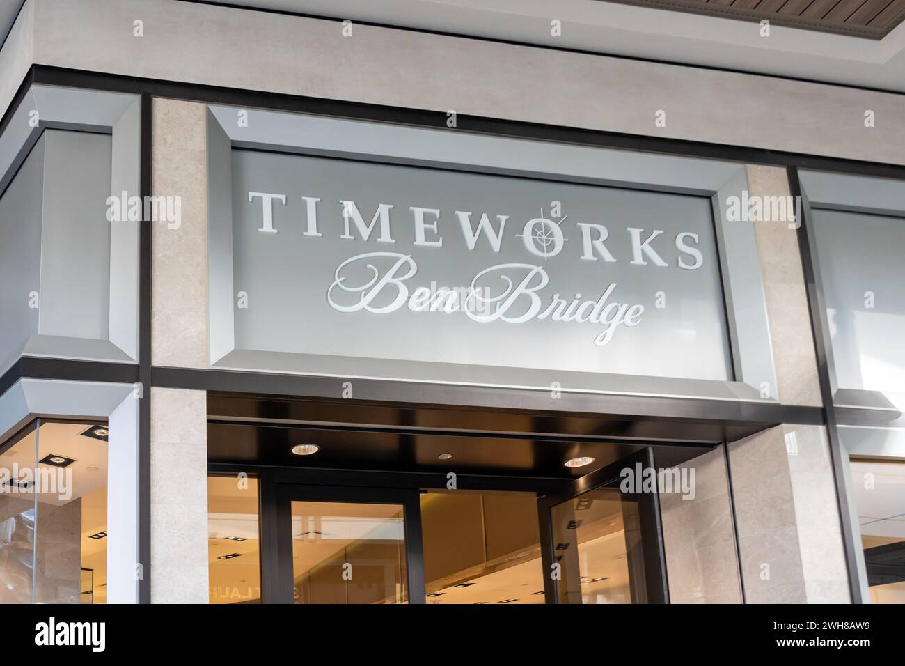 Primo piano del cartello con il logo Timeworks Ben Bridge presso il loro negozio in un centro commerciale a Waikiki, Hawaii. Foto Stock