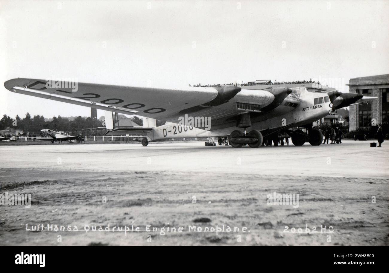 Croydon, Londra. 1935. Una cartolina fotografica d'epoca intitolata "Luft-Hansa Quadruple Engine Monoplane" raffigurante il gigante Junkers G.38 passeggeri monoplano «D-2000» della Lufthansa durante la sua prima visita all'aeroporto di Croydon nel giugno 1931, a seguito di un volo di prova da Berlino. Il D-2000 era il prototipo originale del G.38 che volò per la prima volta il 6 novembre 1929. A metà del 1932 la registrazione del D-2000 fu cambiata in D-AZUR e nel 1936 questo aereo fu cancellato dopo un incidente a Dessau, in Germania, durante un volo di prova post-manutenzione. Durante i suoi primi anni di vita, il G.38 era il più grande aeroplano del mondo. Foto Stock
