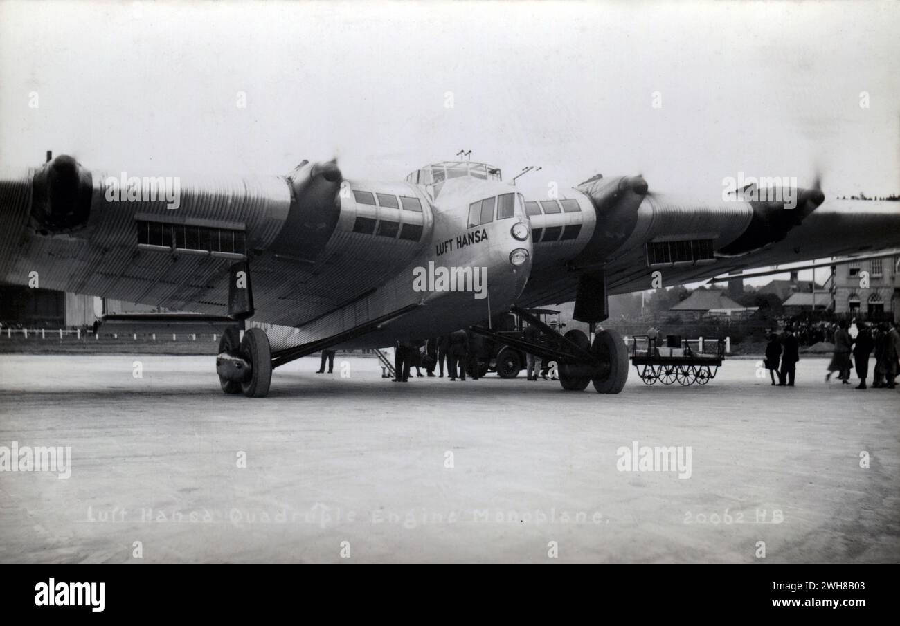 Croydon, Londra. 1935. Una cartolina fotografica d'epoca intitolata "Luft-Hansa Quadruple Engine Monoplane" raffigurante il gigante Junkers G.38 passeggeri monoplano «D-2000» della Lufthansa durante la sua prima visita all'aeroporto di Croydon nel giugno 1931, a seguito di un volo di prova da Berlino. Il D-2000 era il prototipo originale del G.38 che volò per la prima volta il 6 novembre 1929. A metà del 1932 la registrazione del D-2000 fu cambiata in D-AZUR e nel 1936 questo aereo fu cancellato dopo un incidente a Dessau, in Germania, durante un volo di prova post-manutenzione. Nei suoi primi anni di vita, il G.38 era il più grande aeroplano del mondo. Foto Stock