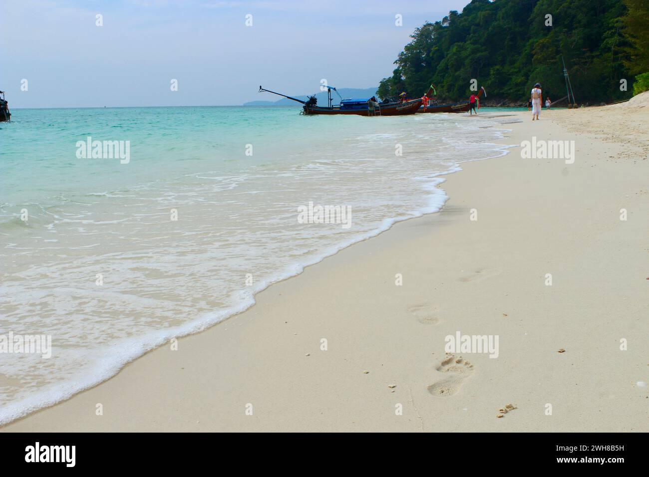 Bellissima spiaggia di sabbia bianca bagnata dal mare cristallino sull'isola di Bamboo, Thailandia Foto Stock