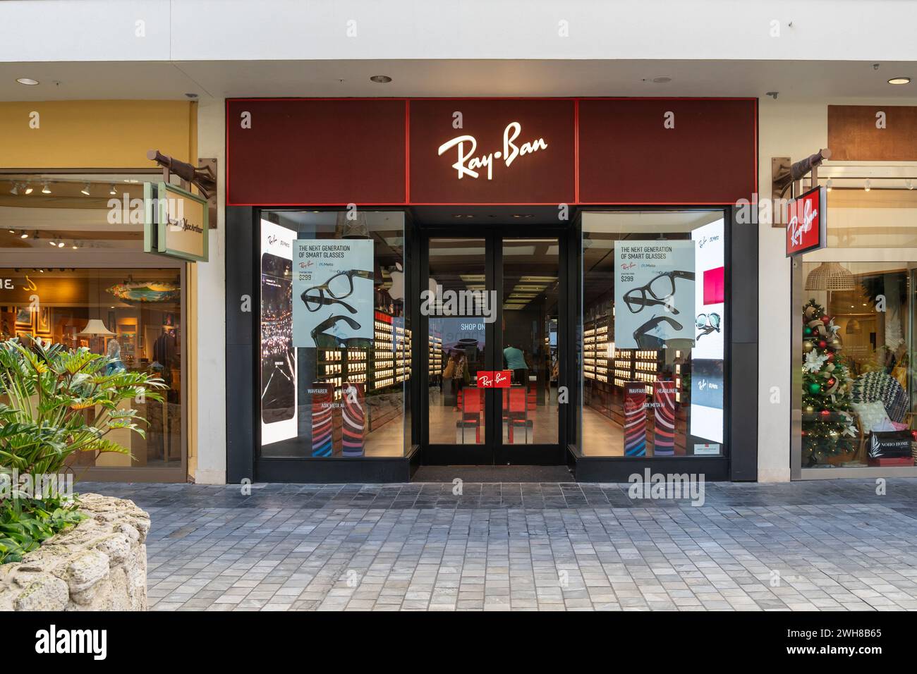 Un negozio Ray-Ban in un centro commerciale a Waikiki, Hawaii. Foto Stock