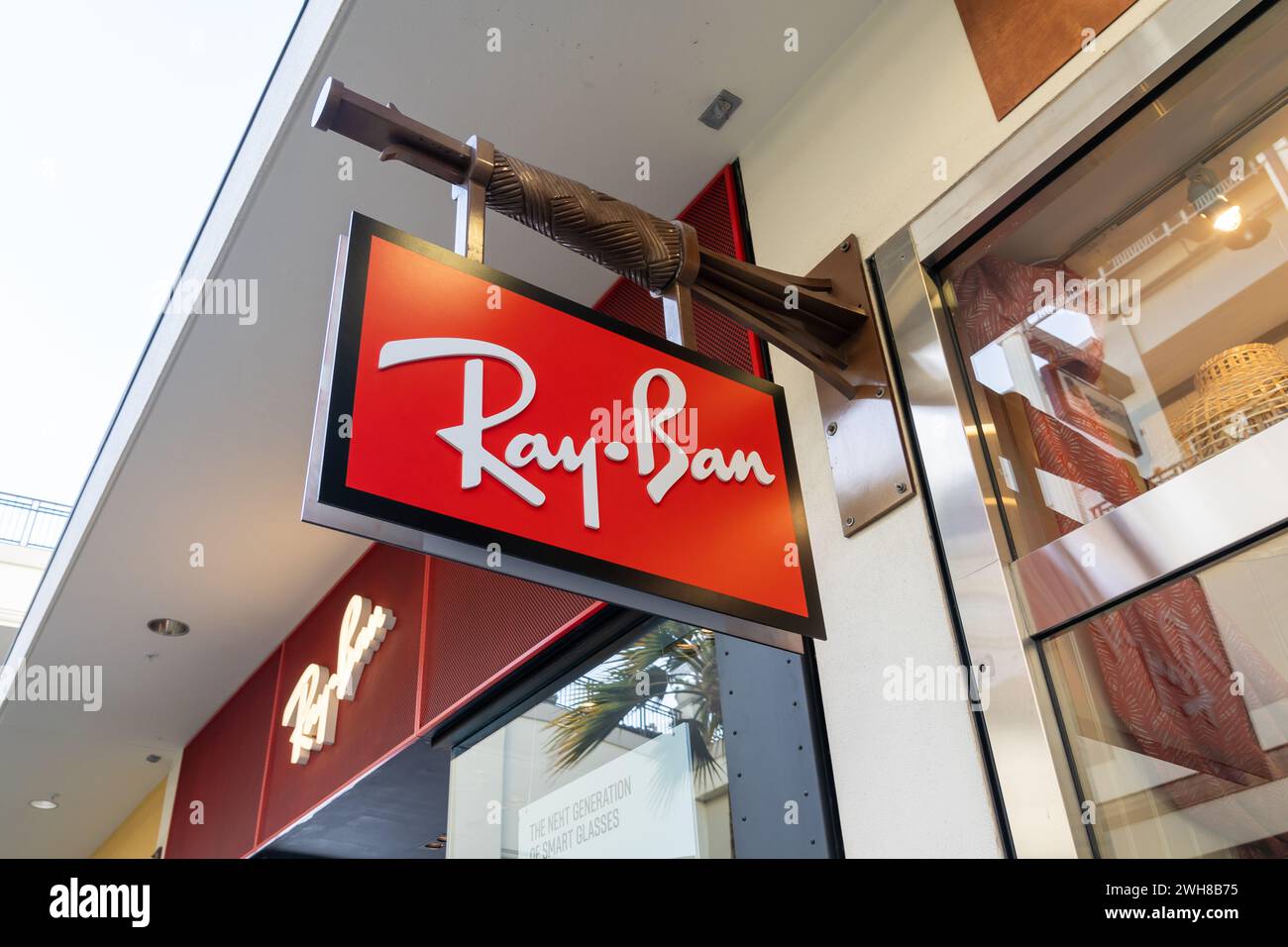 Primo piano dell'insegna del negozio Ray-Ban appeso presso il loro negozio in un centro commerciale a Waikiki, Hawaii Foto Stock