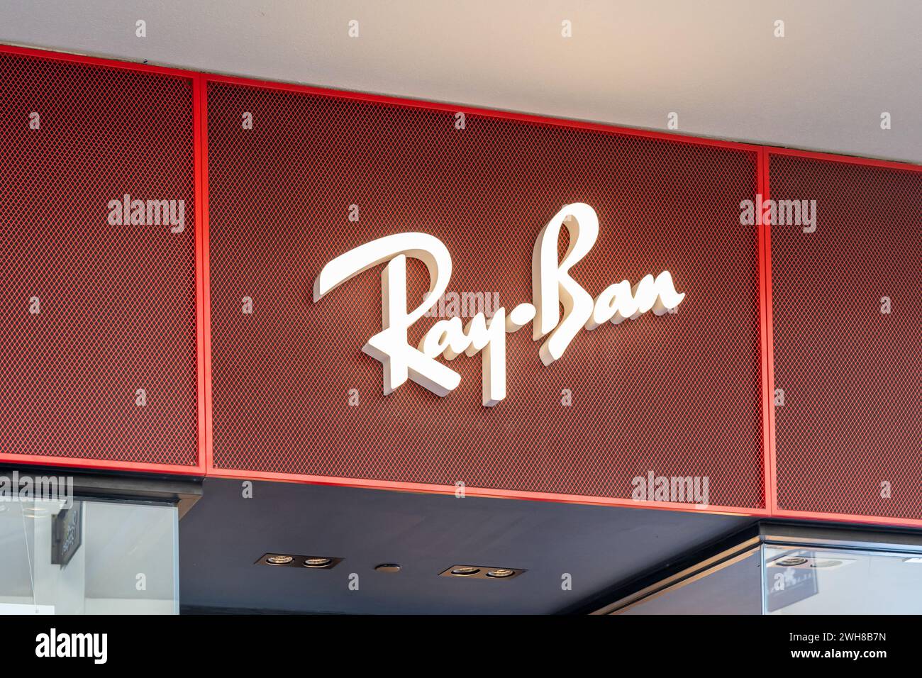 Primo piano del cartello con il logo Ray-Ban presso il loro negozio in un centro commerciale a Waikiki, Hawaii. Foto Stock