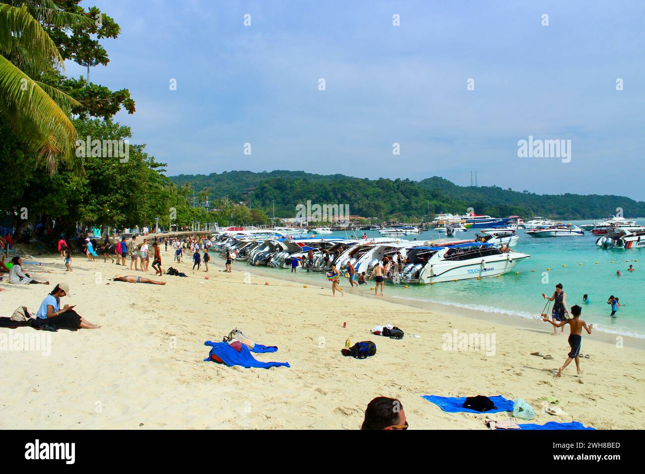 Spiaggia popolare sull'isola di Phi Phi durante il giorno Foto Stock