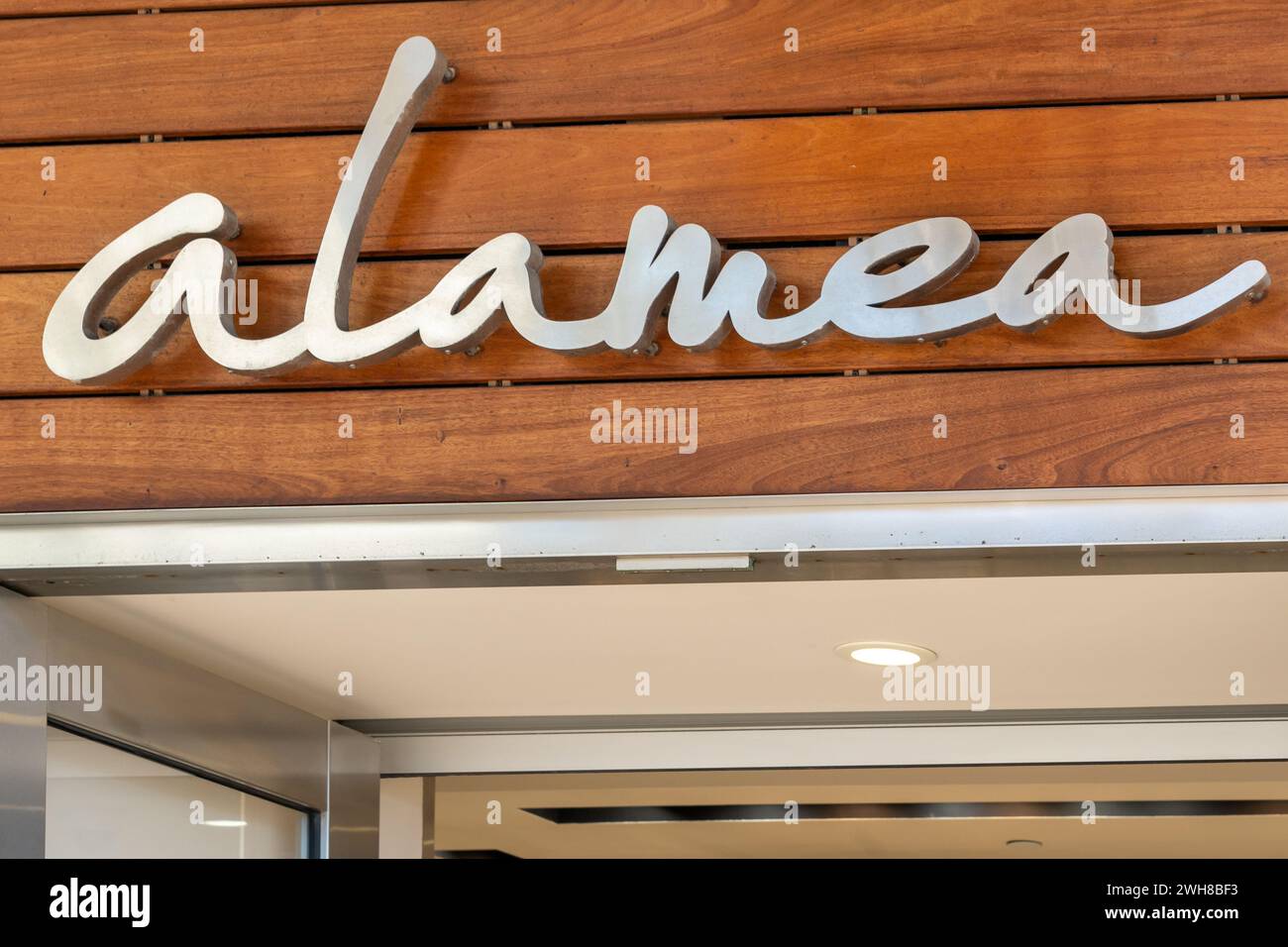 Primo piano del cartello con il logo Alamea presso il loro negozio in un centro commerciale a Waikiki, Hawaii. Foto Stock