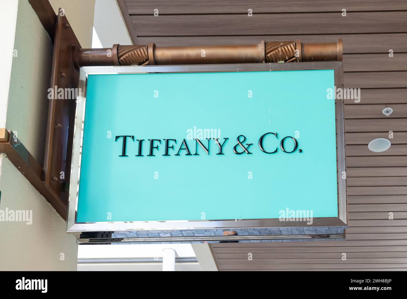 Tiffany and Co. Appendere un cartello al loro negozio in un centro commerciale a Waikiki, Hawaii. Foto Stock