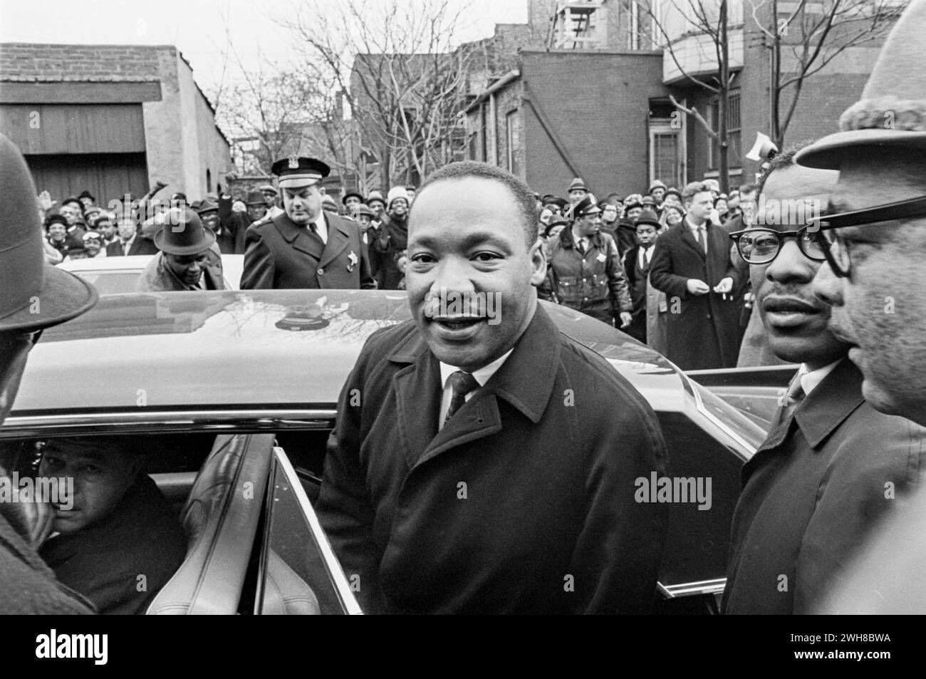 Il Dr. Martin Luthur King si impegna con i sostenitori durante la marcia storica degli anni '1960 Foto Stock